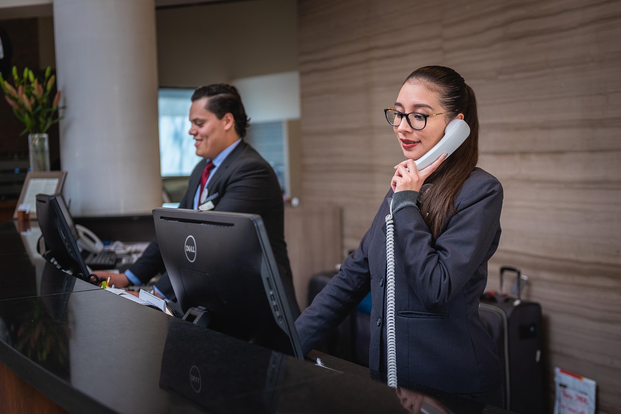 Receptionists, phone call, hotel — Learn the Mechanics of CFD Trading to Make Smart Investment Decisions